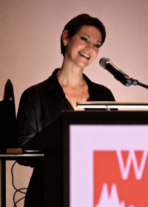 Caroline Esser am Rednerpult bei einem Impulsvortrag